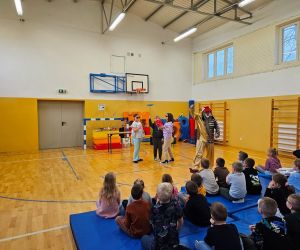 Dziewczynki tańczą