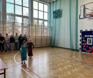 Uczennice prezentują stroje z dawnych lat