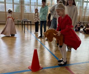 Uczniowie podczas zabaw ruchowych