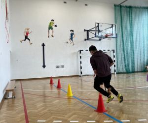 Uczeń pokonuje slalom na drewnianym koniu