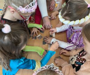 Uczniowie układają puzzle z wizerunkiem Bolesława Chrobrego