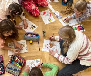 Uczniowie kolorują portrety Chrobrego