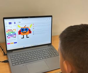 Uczeń podczas zabawy online-kodowanie obrazków