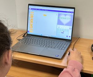 Uczennica przygotowuje animowane imię w Scratchu