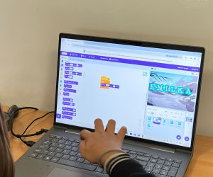 Uczennica przygotowuje animowane imię w Scratchu